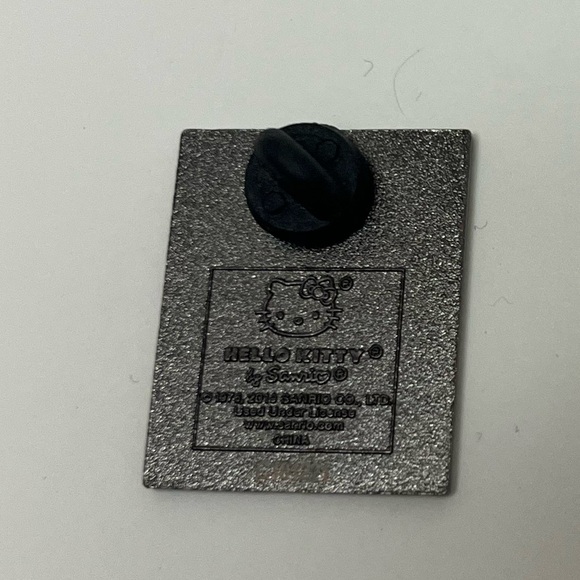 ♥️ FREE with any purchase 🙏🏽 Sanrio ⚜️❤️⚜️ Friend of the Month Pin Hello Kitty - Picture 5 of 8